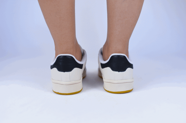 TÊNIS CASUAL BRANCO COM LISTRAS PRETAS - Imagem 9
