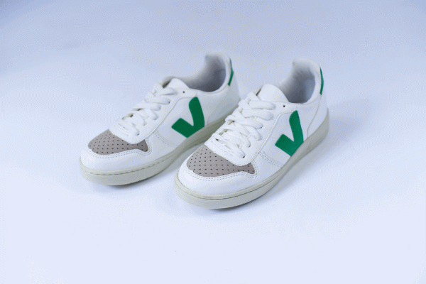 TÊNIS BRANCO COM DETALHES VERDES