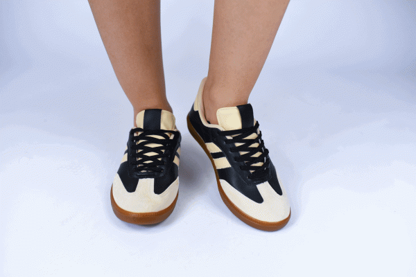 TÊNIS CASUAL PRETO E BEGE COM SOLADO CARAMELO - Imagem 6