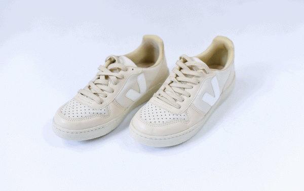 TÊNIS CASUAL BEGE COM DETALHES BRANCOS