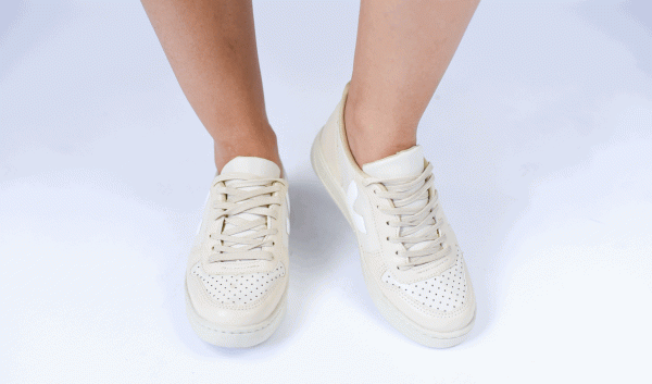 TÊNIS CASUAL BEGE COM DETALHES BRANCOS - Imagem 4