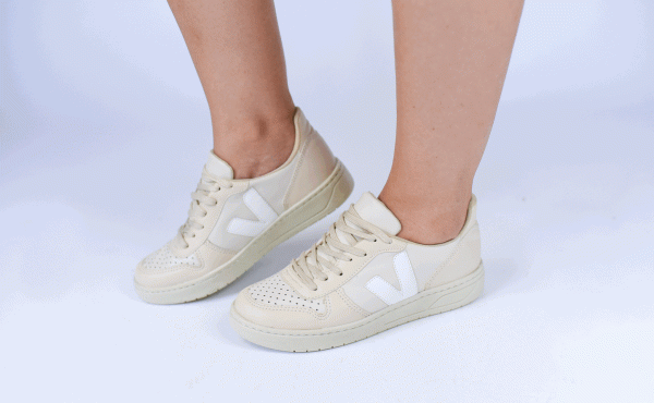 TÊNIS CASUAL BEGE COM DETALHES BRANCOS - Imagem 6