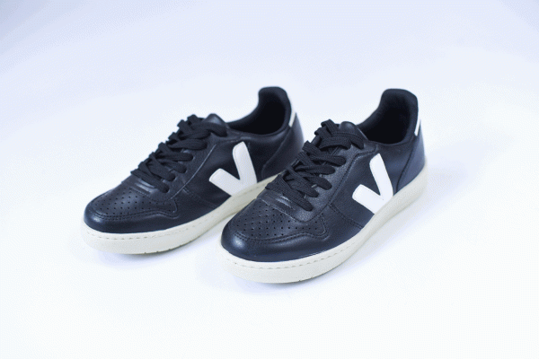 TÊNIS CASUAL PRETO COM DETALHES BRANCOS