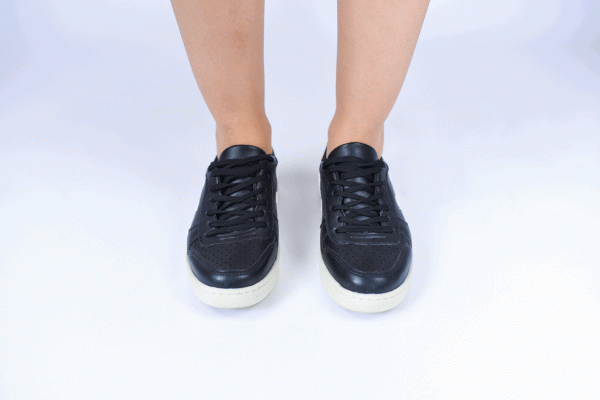TÊNIS CASUAL PRETO COM DETALHES BRANCOS - Imagem 4