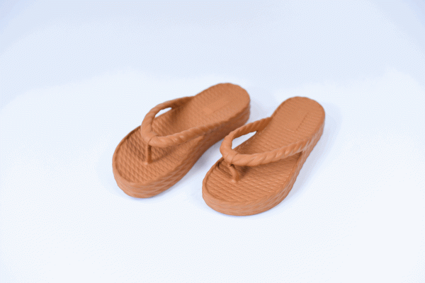 CHINELO PLATAFORMA INTERMEDIARIA TRANÇADO EVA CARAMELO